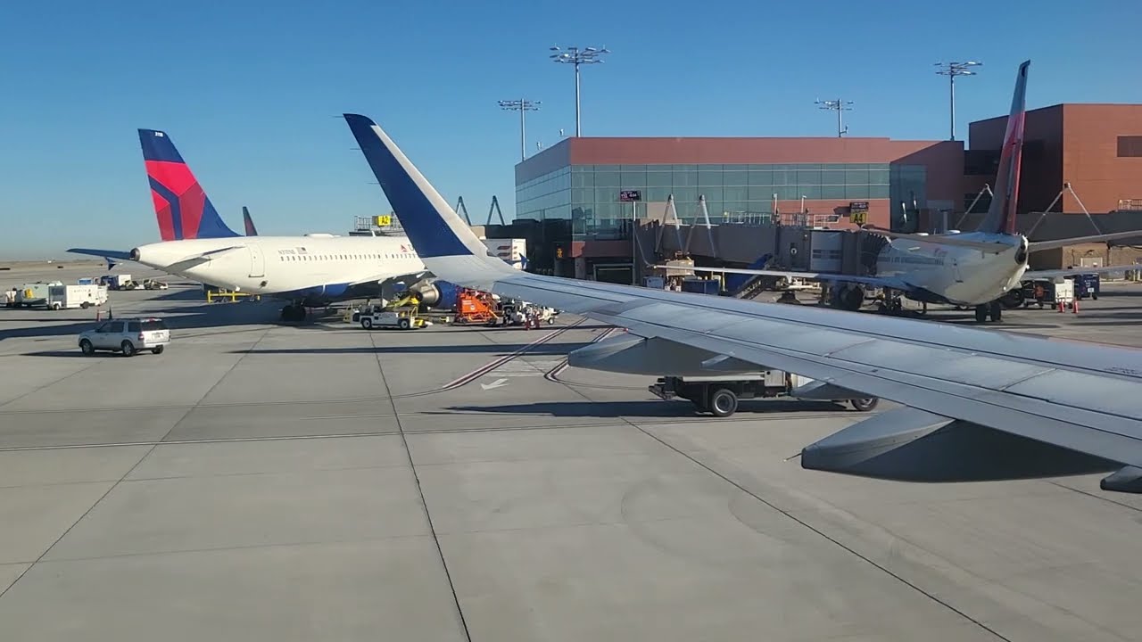 Delta Airlines A321 Landing in Salt Lake City, Utah - with great views of SLC.
