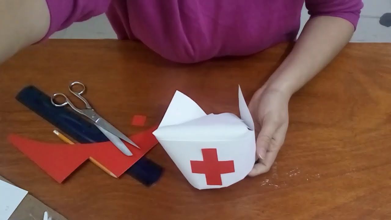Como hacer gorro o cofia de enfermera con cartulina muy facil de hacer/ dizfras de enfermera