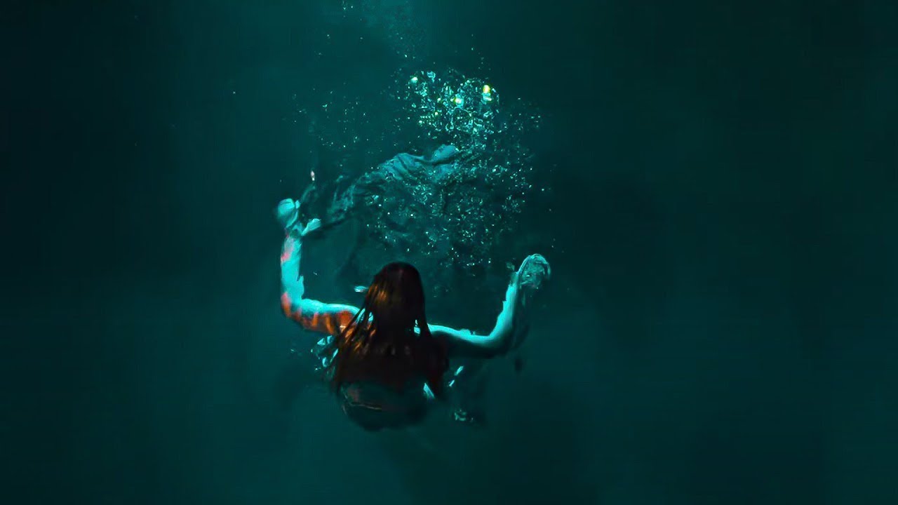 Une famille découvre dans sa piscine une étrange créature qui exauce les vœux en échange d'âmes