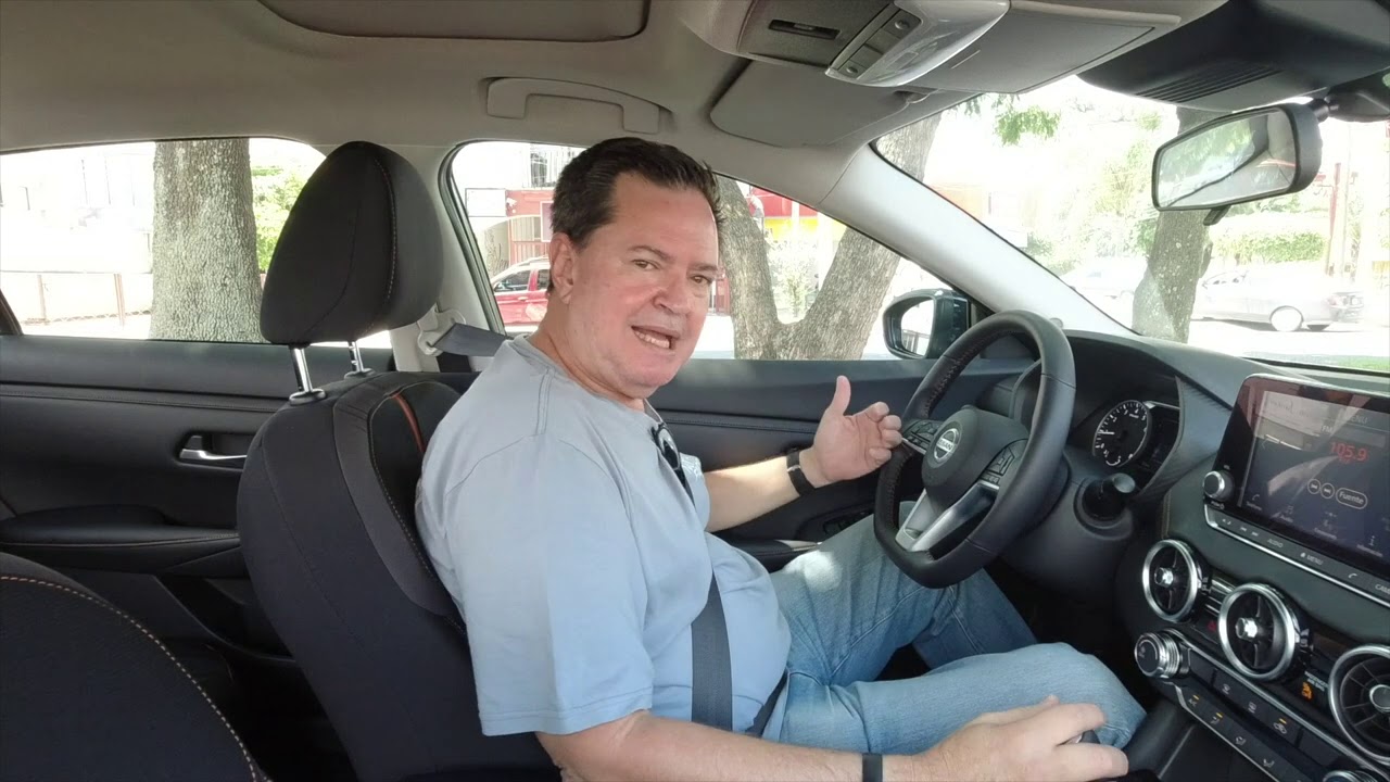 Nissan Sentra SR. Porque puedes manejar un sedán con caja manual y mucho equipo.