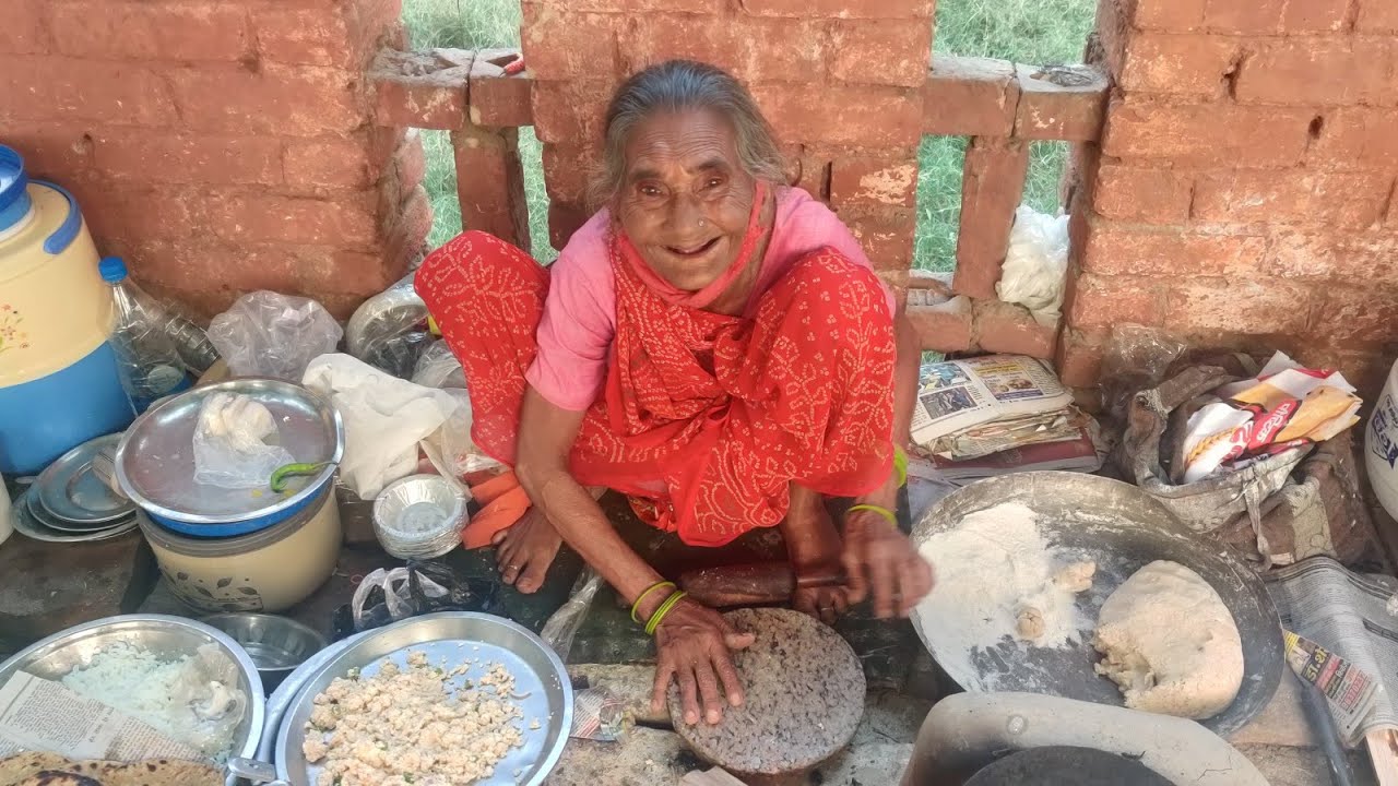 80 year Old Amma selling Paneer Parantha on Road 😌😌