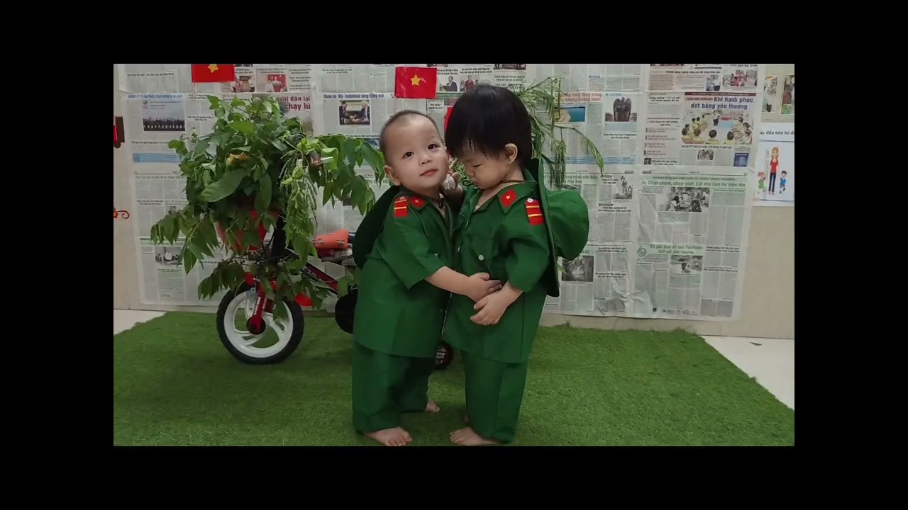 Em bé đóng vai các cô chú bộ đôi