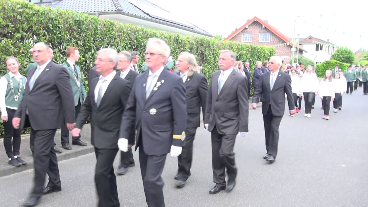 St. Seb. Schützenbruderschaft Setterich  -- Pfingstdienstag Parade vor dem Haus des neuen Königs,