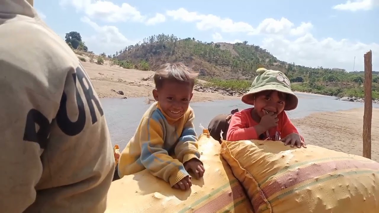 Chờ mì khô qua suối 