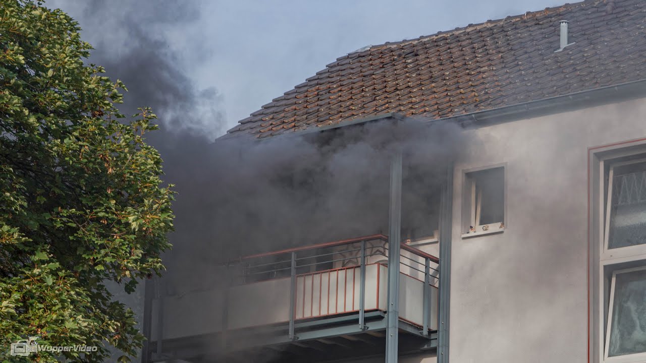 Wohnung in Vollbrand: Feuerwehr rettet Frau mit Drehleiter bei Brand in Köln-Kalk | 23.09.2021