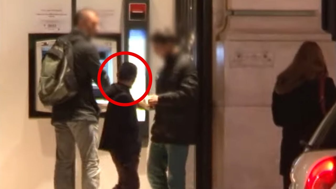 Дети воры у банкомата
