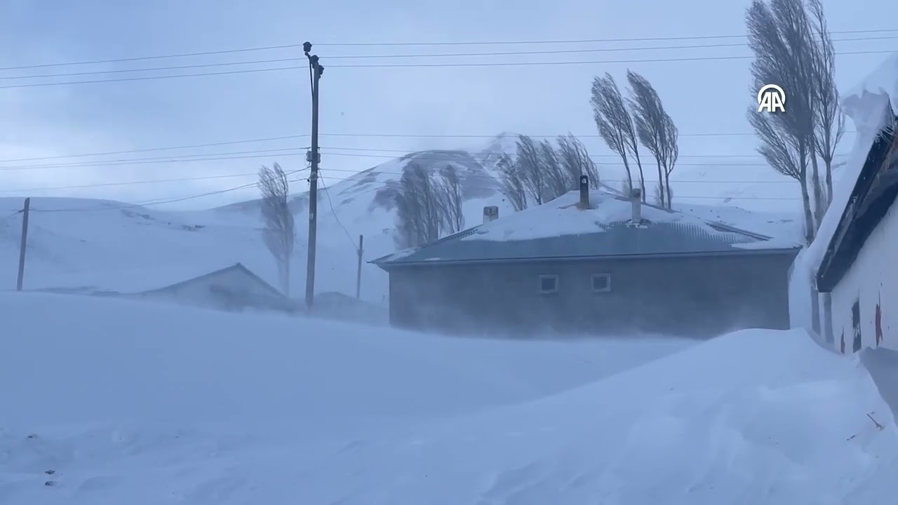 Van, &Ouml;zalp'te kar ve tipi hayatı fel&ccedil; etti