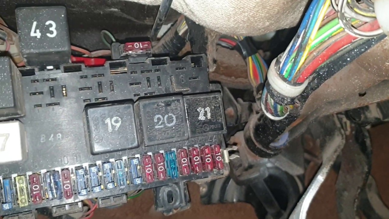 Volkswagen Golf 2 1,6D 1984 turn signal relay.