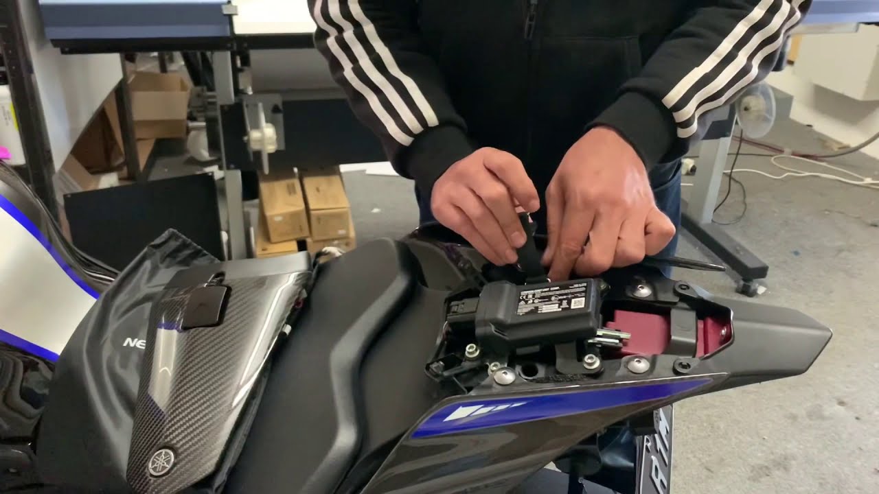 2020 Yamaha R1M carbon seat cover / cowl and data logger install plus paint protection