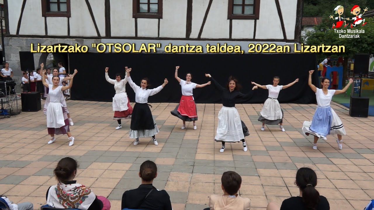 202206040208 Otsolar dantza taldea, Arin arina dantzatzen