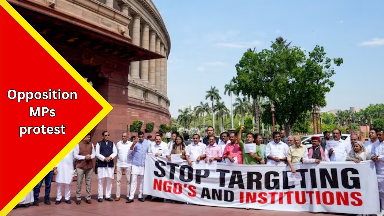 Opposition MPs protest at Makar Dwar of the Parliament, demand of withdrawing FCRA Amendment bill...
