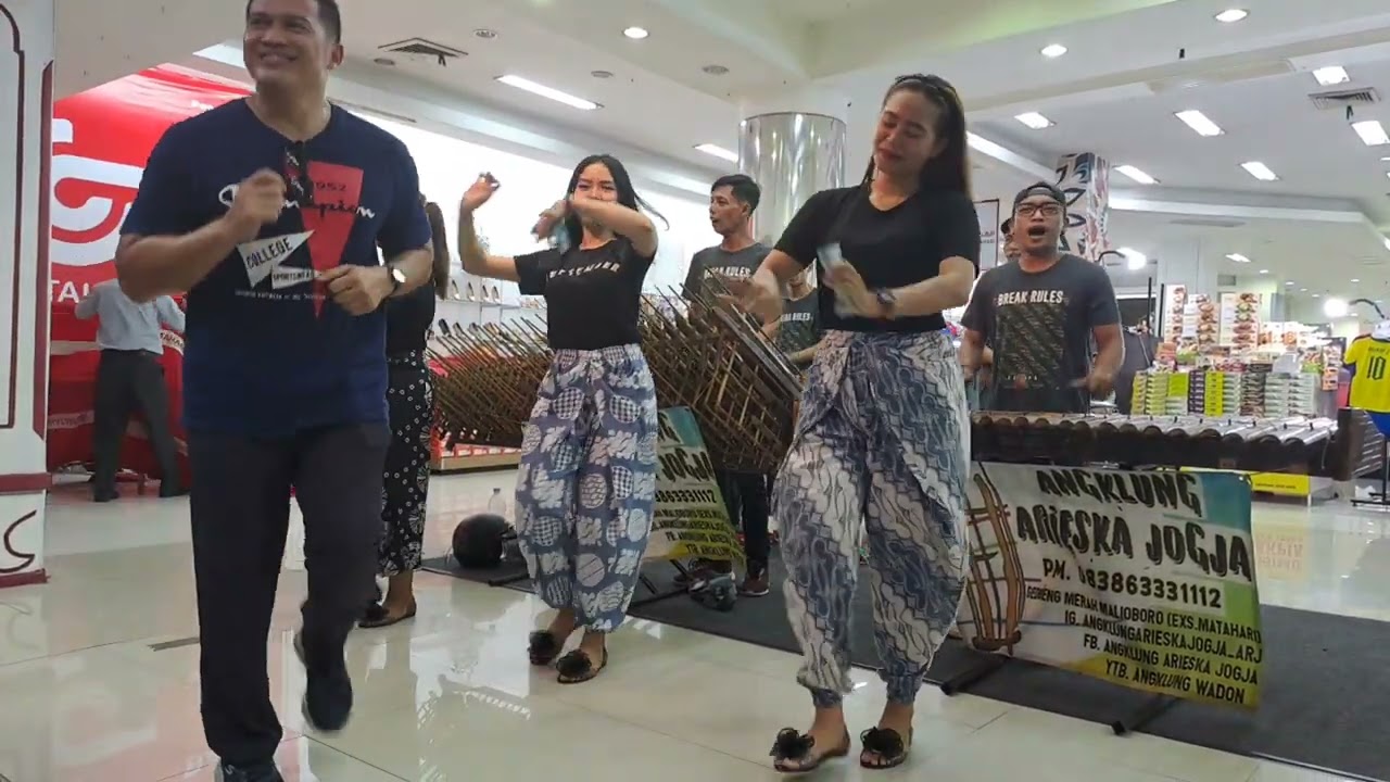 RUNTAH I COVER ANGKLUNG ARIESKA MALIOBORO YOGYAKARTA