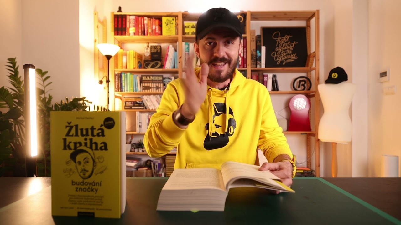 Michal Pastier listuje Žlt&aacute; kniha budovania značky / Žlut&aacute; kniha budov&aacute;n&iacute; značky
