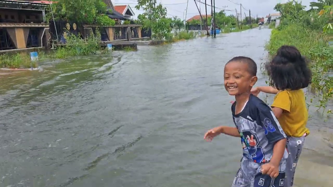Suka di balik duka Banjir lamongan bikin happy anak anak 