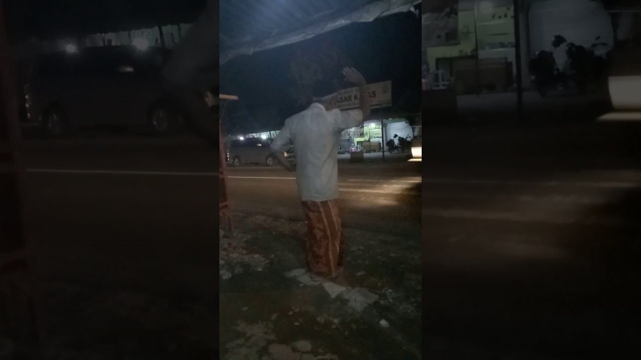 Kakek tua asyik joget dangdut di pinggir jalan depan pasar kapas bojonegoro