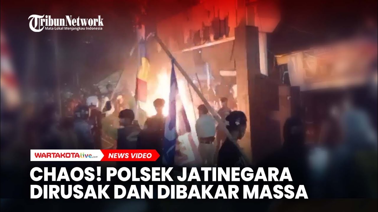 CHAOS! Polsek Jatinegara Dirusak dan Dibakar Ratusan Massa