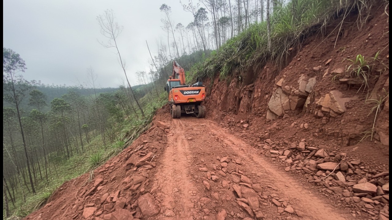 Máy Xúc Doosan Chinh Phục Đồi Núi Dốc Cắt Đường Khai Thác Siêu Chuẩn