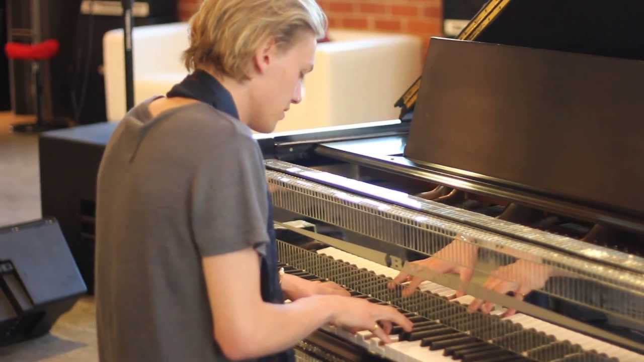Clip2: Jamie Bower (Photoshoot Behind the Scenes - Gibson 90210)