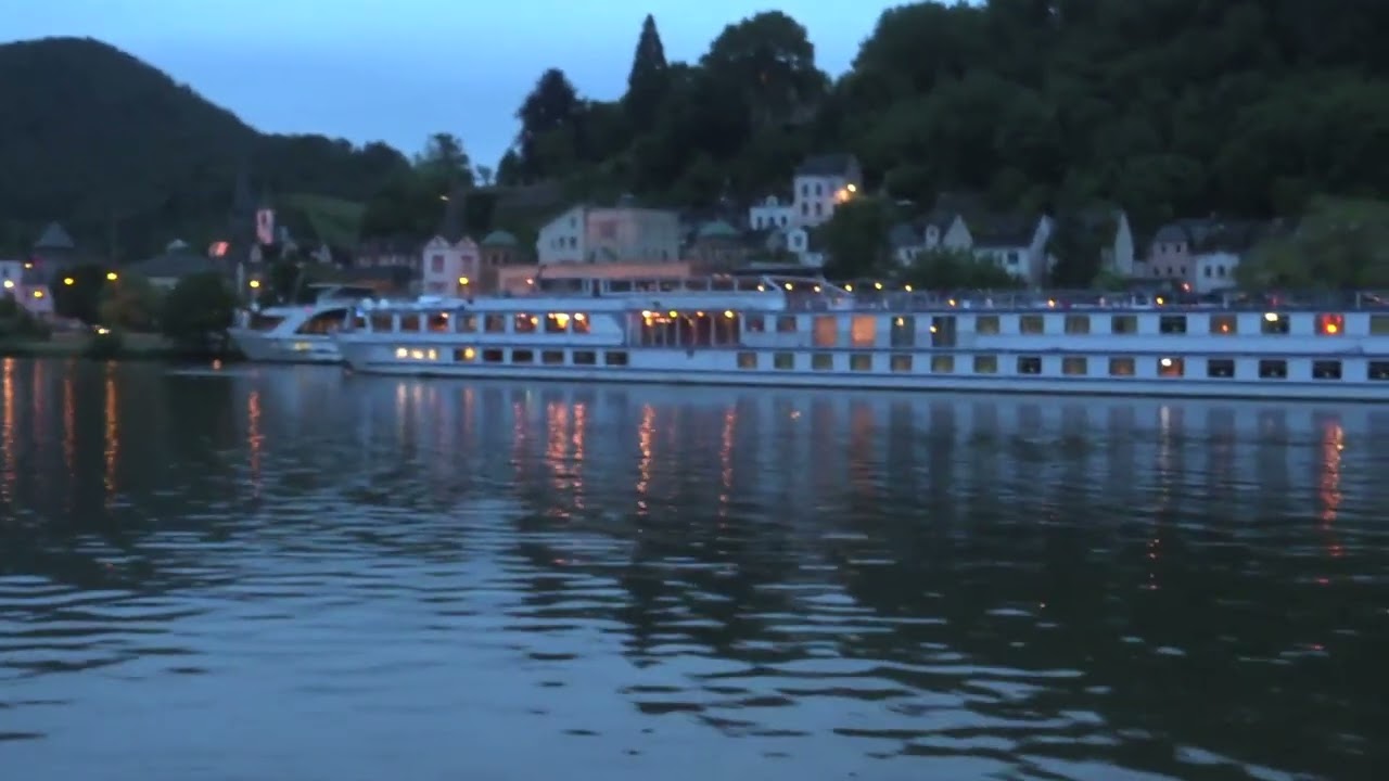Kreuzfahrtschiffsmanöver Doppelanlegen in Traben-Trarbach, Scylla-Anleger, 05.06.2025