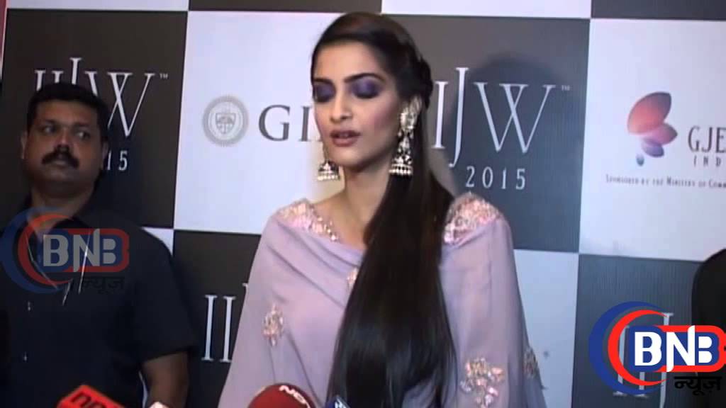 Sonam Kapoor Sizzles At IIJW 2015 Finale