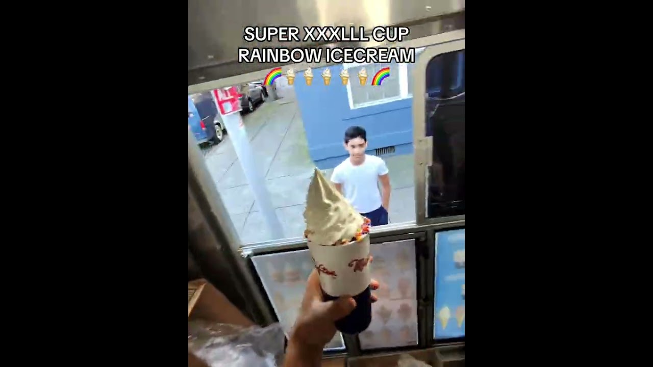 Этот ребенок получил супер-большую радужную посыпку в чашке.