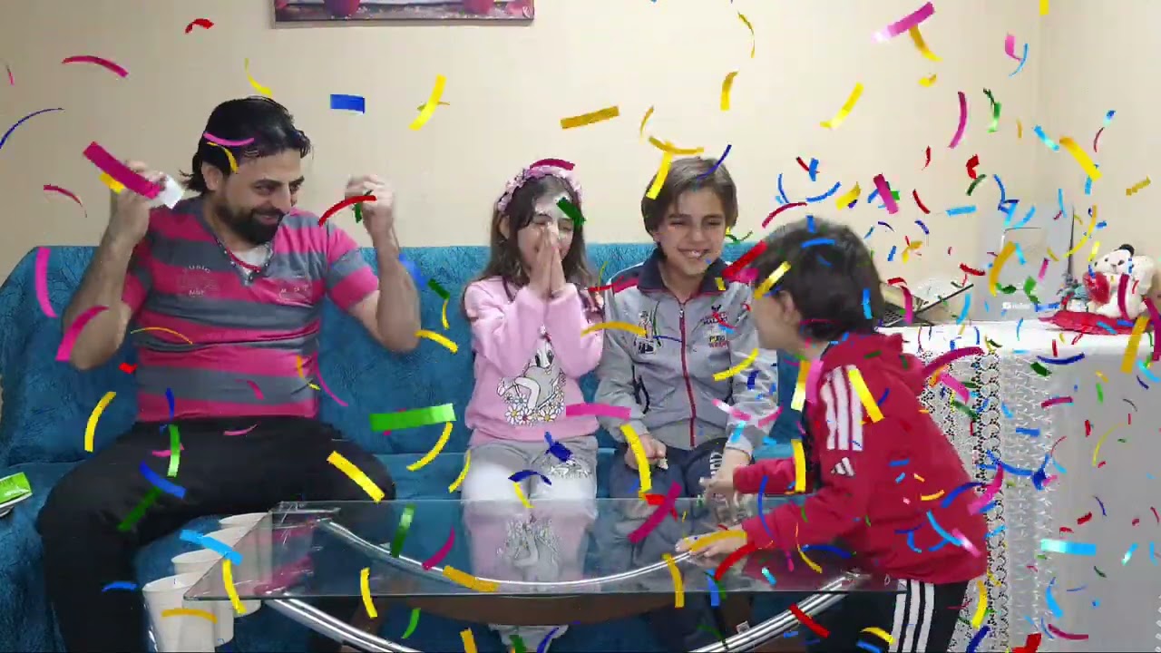 تحدي ادخال الكره بداخل الكاس شوفوا حظ يزن وسارة ويامن 😂 تحدي مضحك