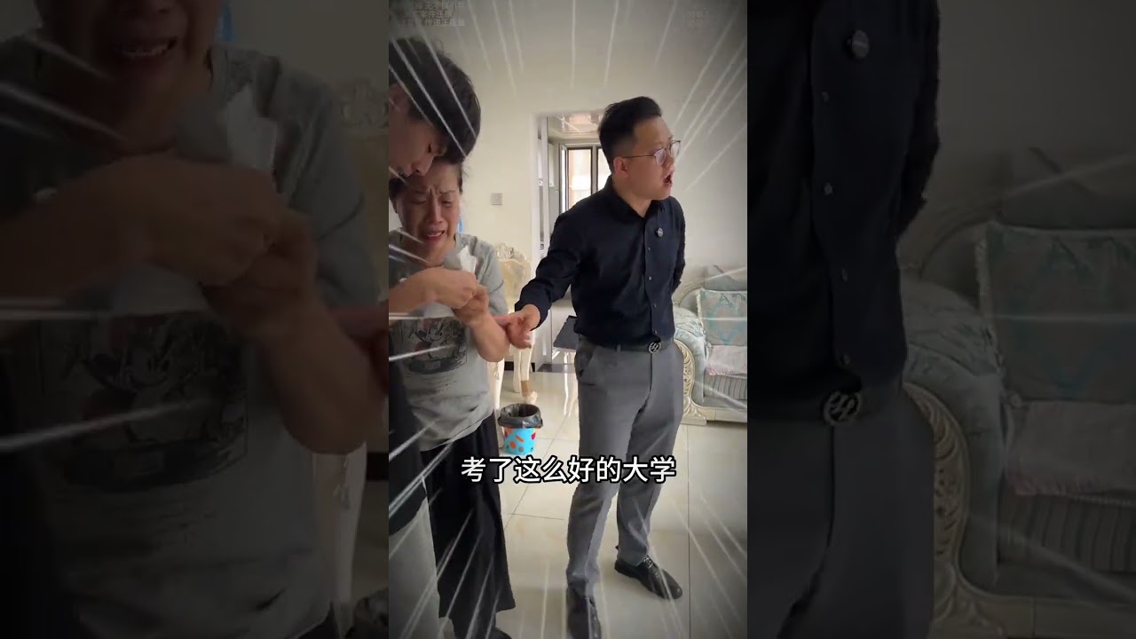 男孩遭母亲18年遗弃，如今为了学费跪求母亲，狠心母亲撕毁录取