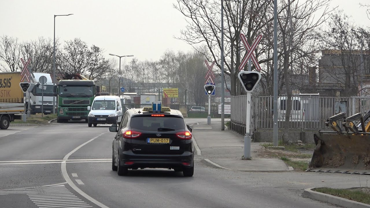 Nem működő fénysorompónál megálló tanulóvezetők okoznak meglepetést sok autósnak