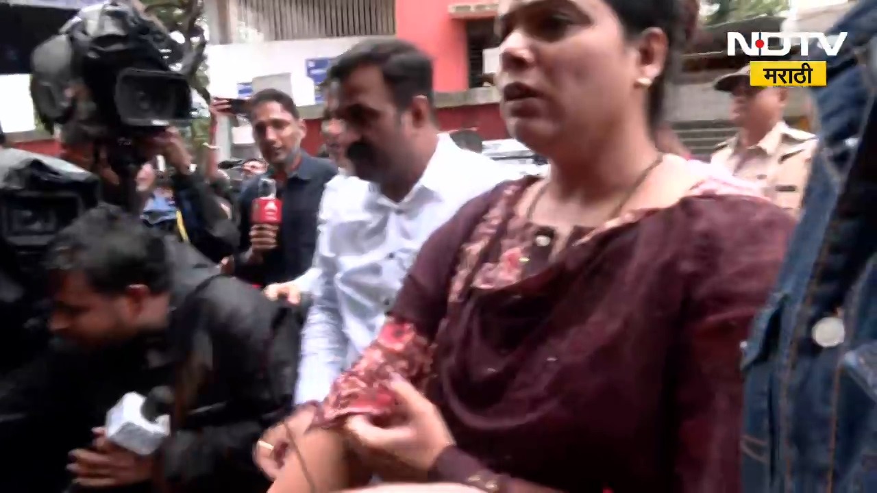 Kurla Tree Collapsed | कुर्ल्यातील घटनास्थळी महापौर रितू तावडे दाखल,पाहणीनंतर माध्यमांशी संवाद LIVE