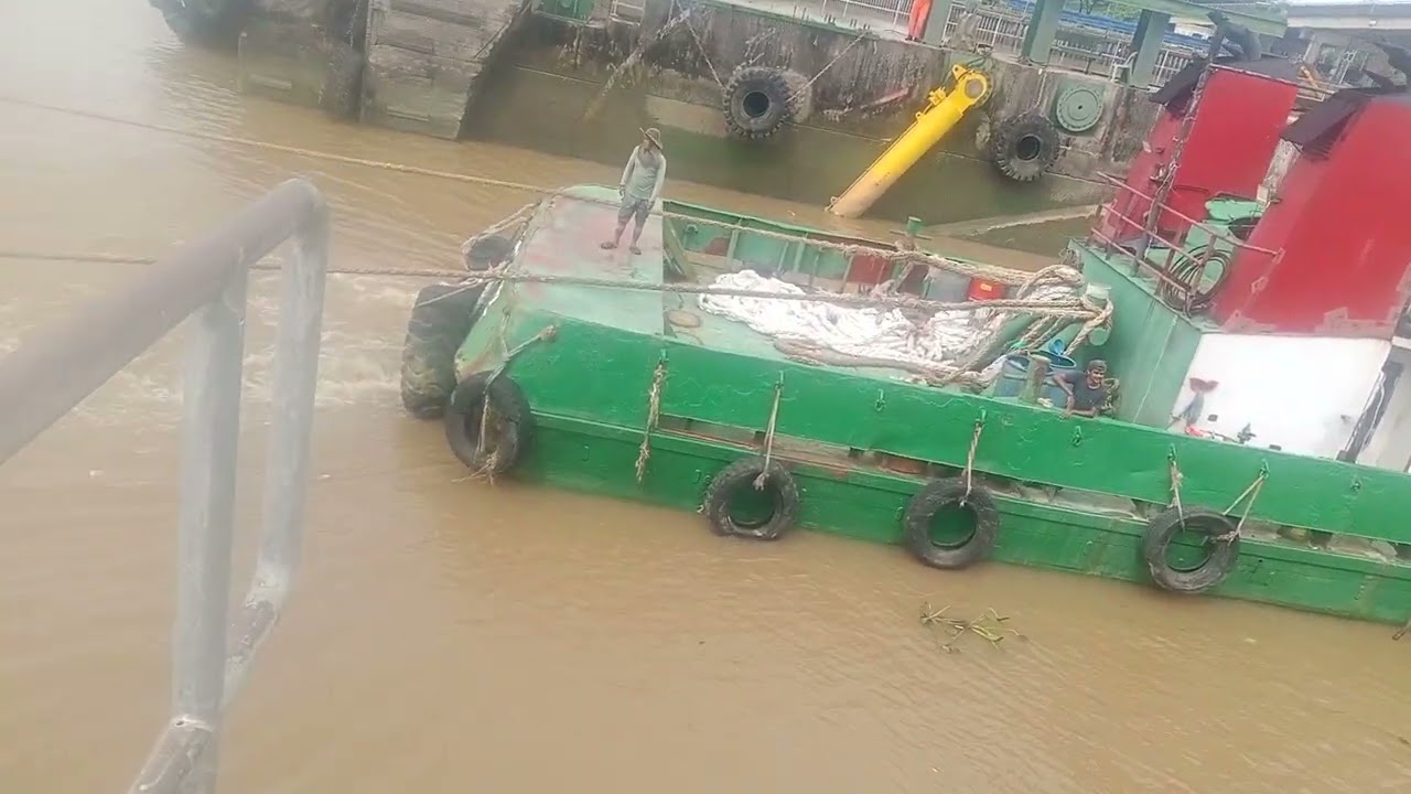 Ptg ini kita ambk tabot tongkang dan kapal ikan sahabat semua and happy new year kpda sahabat semua 