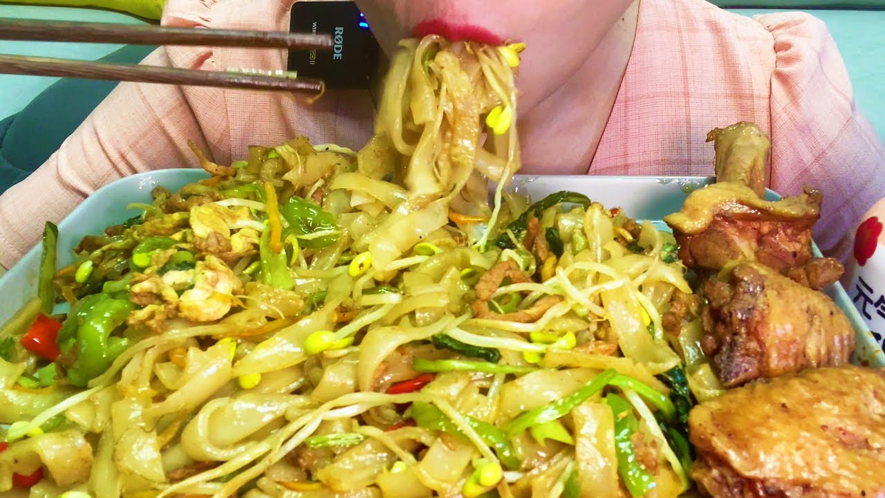 鸡蛋肉丝炒河粉配自制卤鸭翅根，还有一口脱骨的鸡翅，沉浸式无人声来啦！【脸圆圆的小何】