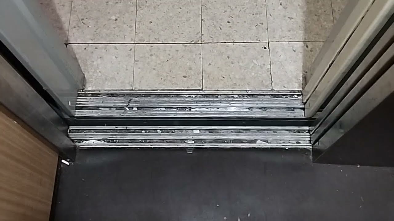 (Carmaux) старый модернизированный лифт Otis LM