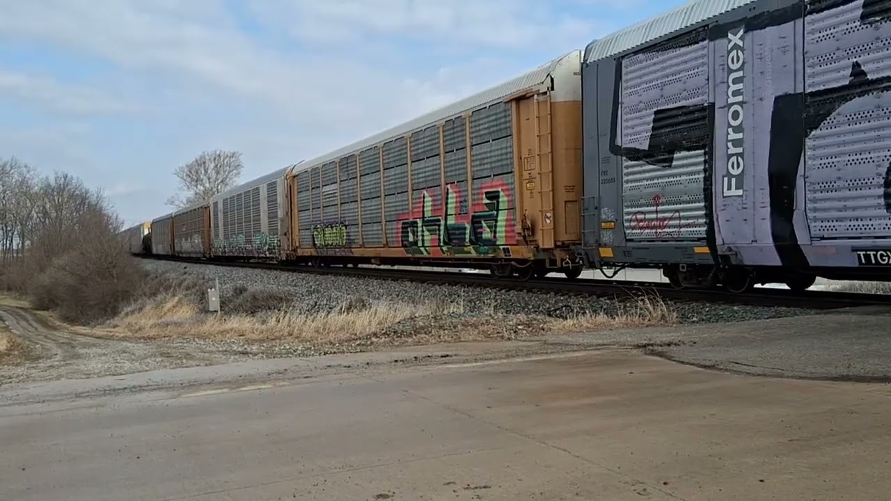 2 CSX trains meet in Wapakoneta OH + an extra southbound hauling steel