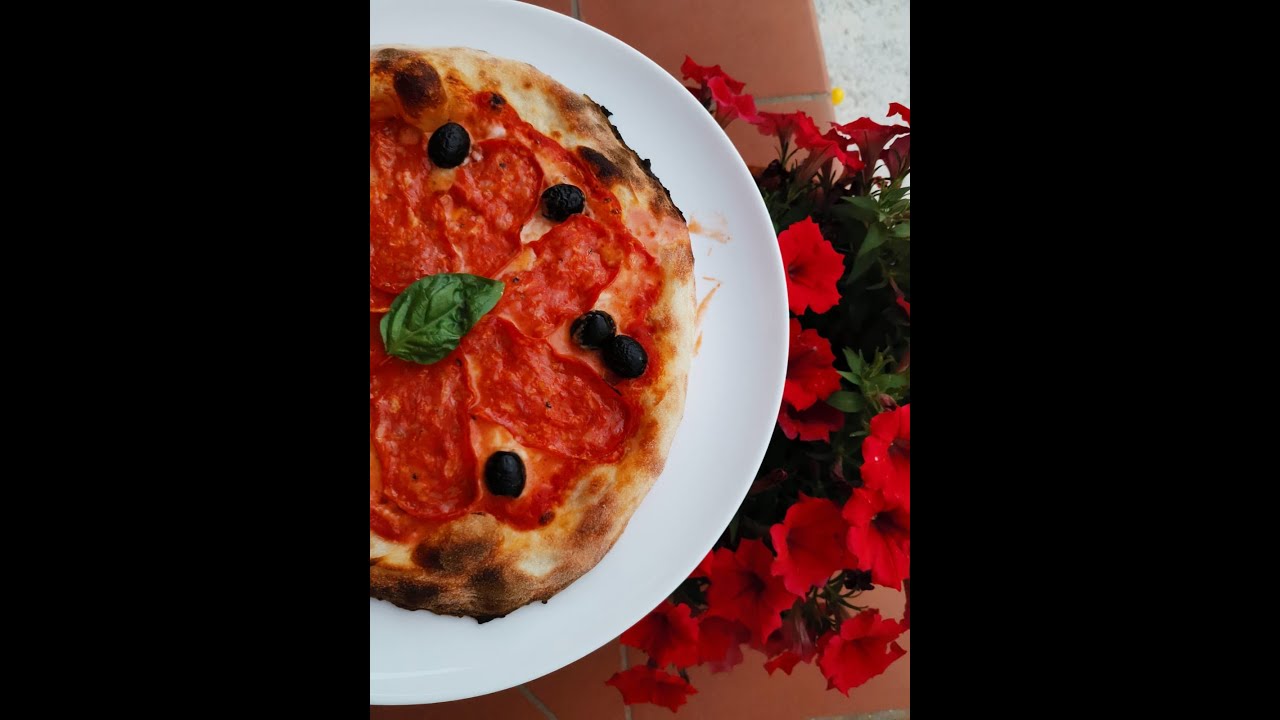 Pizza  tonda fatta in casa con  70% idratazione. 24 ore di lievitazione! 2 parte staglio e pirlatura