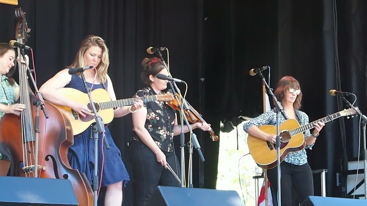 Della Mae 