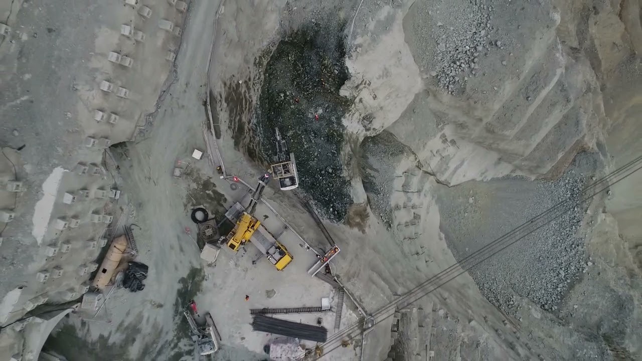 Yusufeli Barajı'nda İş Makineleri Havada