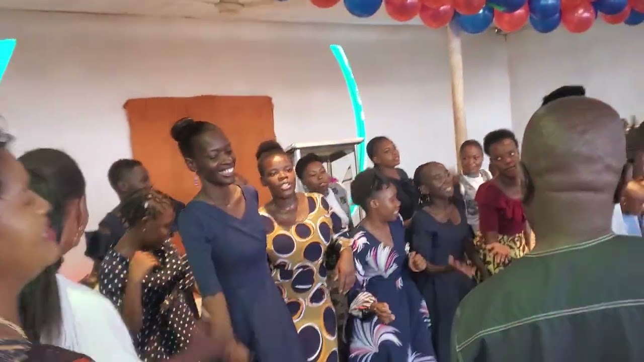 Haruni wa yesu awainua wachungaji kutoka kenya uganda congo kwenye sherehe ya miaka 12 ) ya penueli 