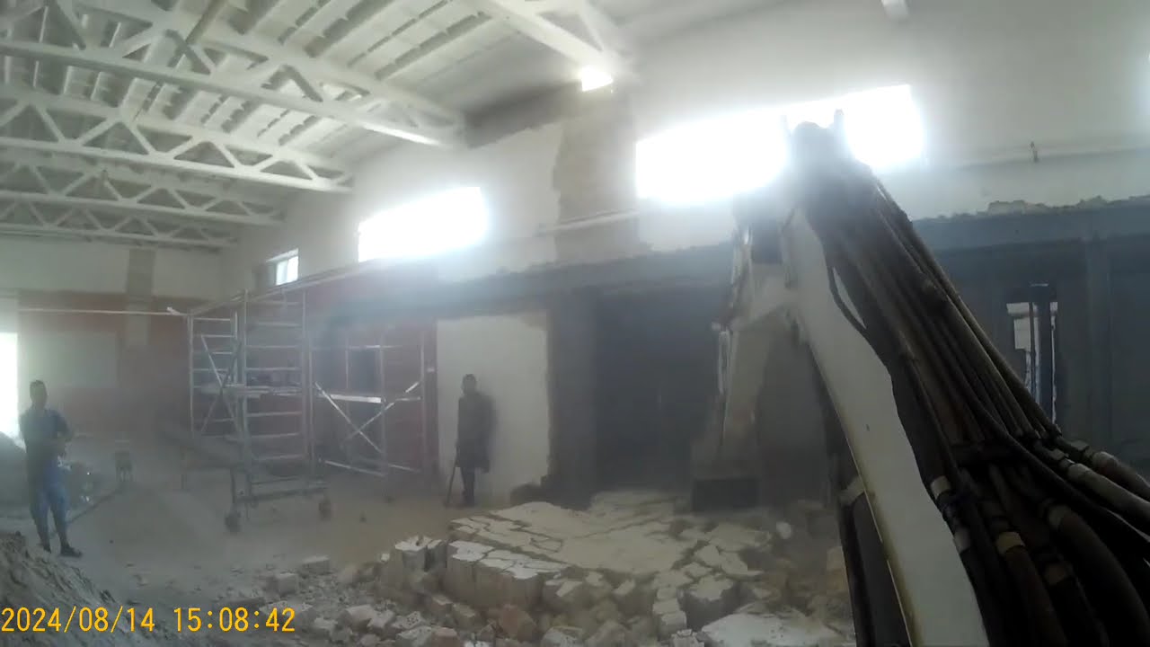 bobcat e55 excavator demolishes big walls and looses teeth