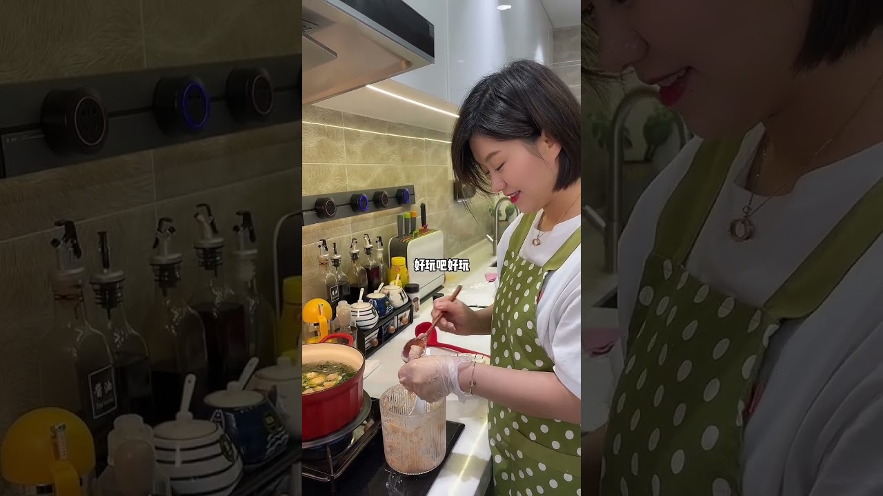 孩子快开学了，早餐可不能再随便糊弄了，花半小时做好了咸香酥脆的葱花手抓饼搭配裙带菜虾丸汤，孩子吃的营养又健康。#孩子的早餐简单做法 #大人小孩都爱吃 #早餐吃什么 #早餐 #跟抖音学做菜