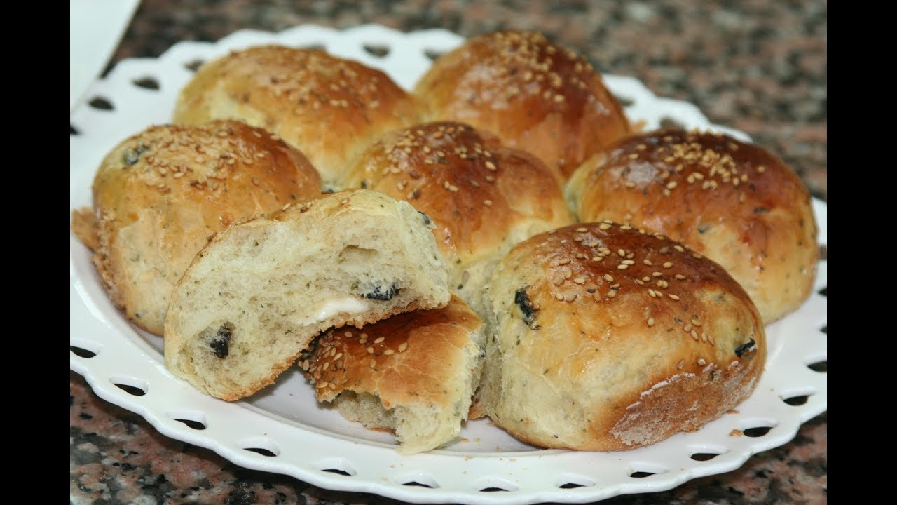 Petits Pains aux Olives Noires