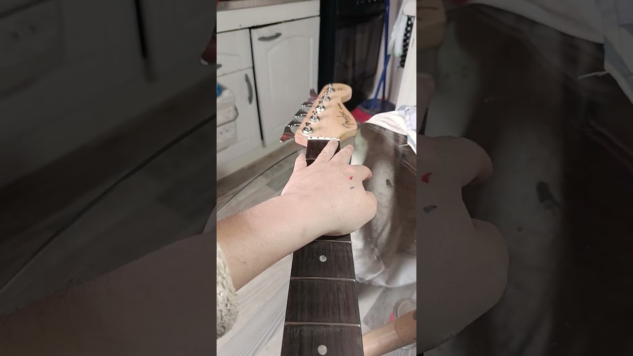 Bajo eléctrico Squier con mástil torcido.