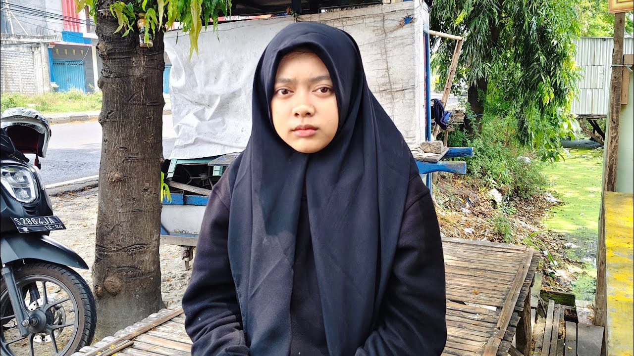 GADIS  CANTIK DARI BANDUNG TERL@NTAR DI LAMONGAN.NANGIS BINGUNG DITINGGAL TEMAN DAN DICOPET SEMUANYA