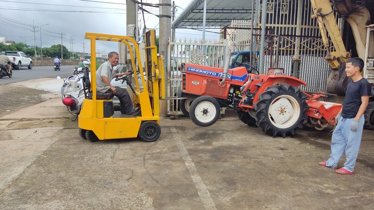 Xe nâng Komatsu 500kg giá 35 triệu, số điện thoại trong phần mô tả video.