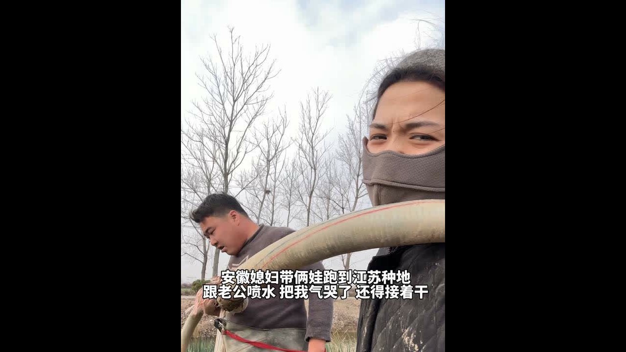 连续的几个月没有雨 我们只能人工喷水 一家人就指望这些大葱呢  #记录我的农村生活 #夫妻的日常 #种大葱 #内容太过真实