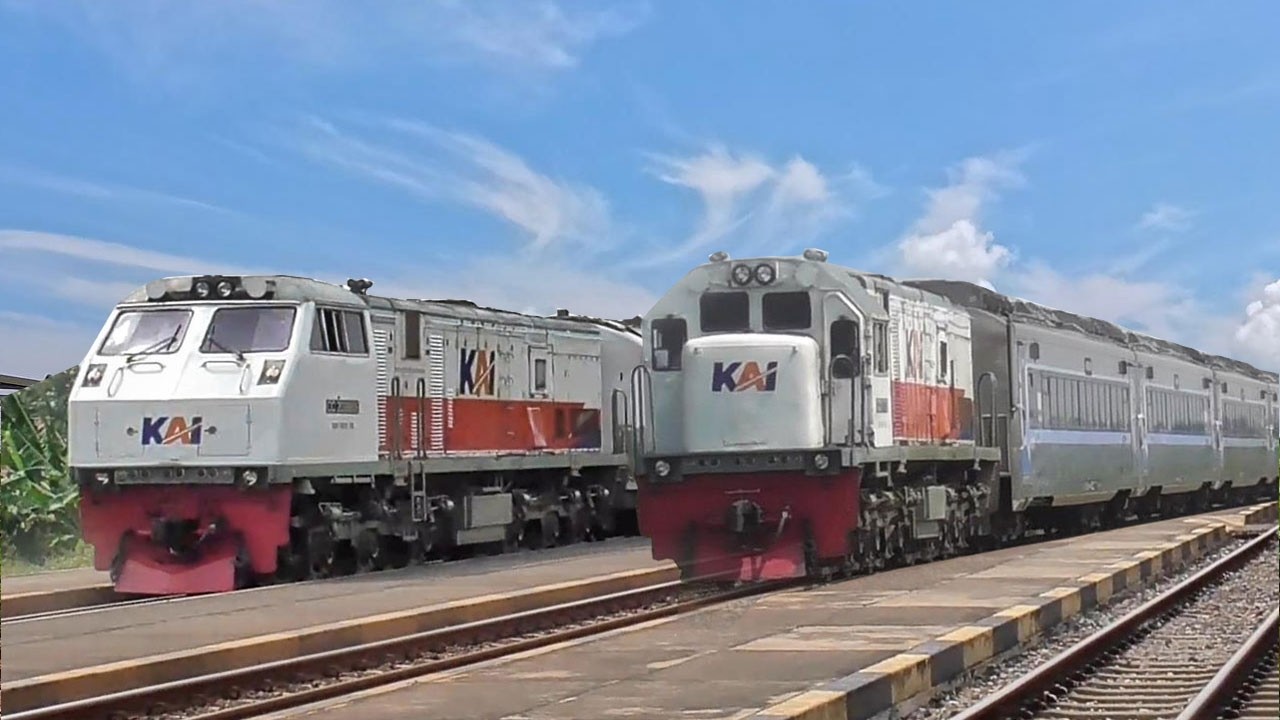 Kereta Api Kepala Merah Lokomotif cc201 dan 203 Narik Gerbong Panjang Melewati Perlintasan