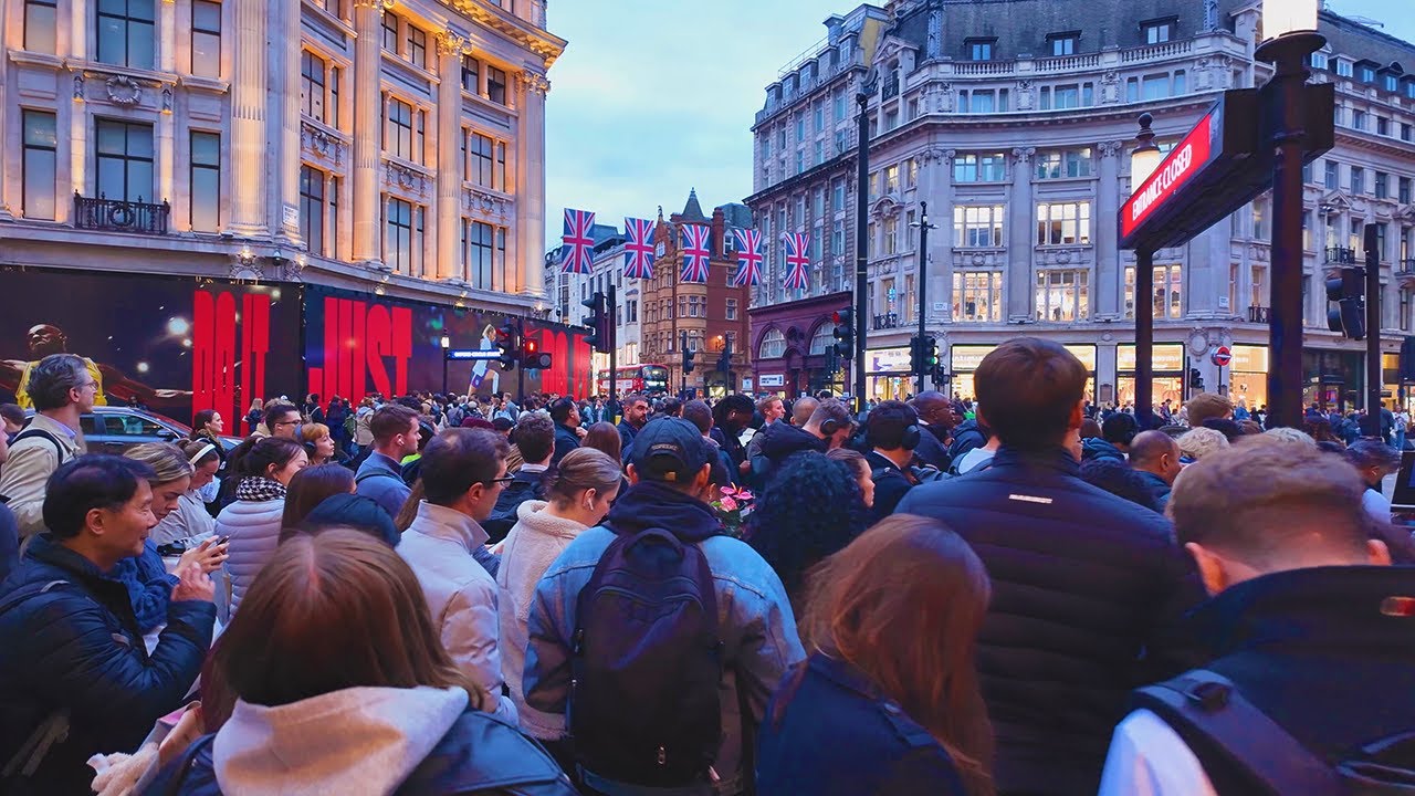 London Rush Hour Walk 2025 🚶 | West End - Oxford Street, Leicester Square & Piccadilly Circus | 4K