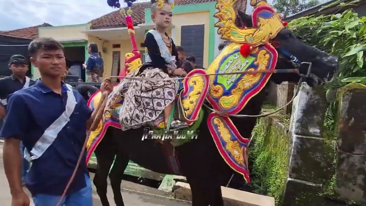 80 kuda Arak-arakan keluar dari rumah ibu hajat owner Kuda Artis junior Babakan asem part 1