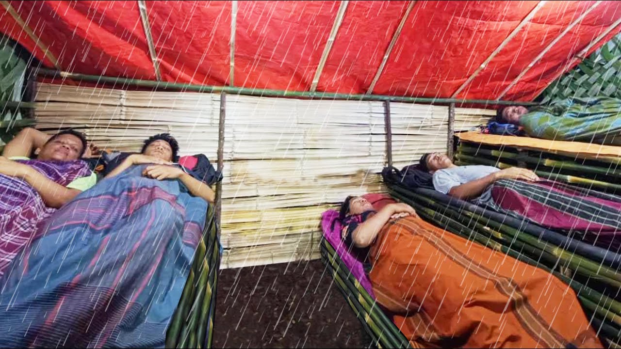 Seru..! Diguyur hujan deras camping bersama di hutan hujan, membuat kabin besar yang hangat