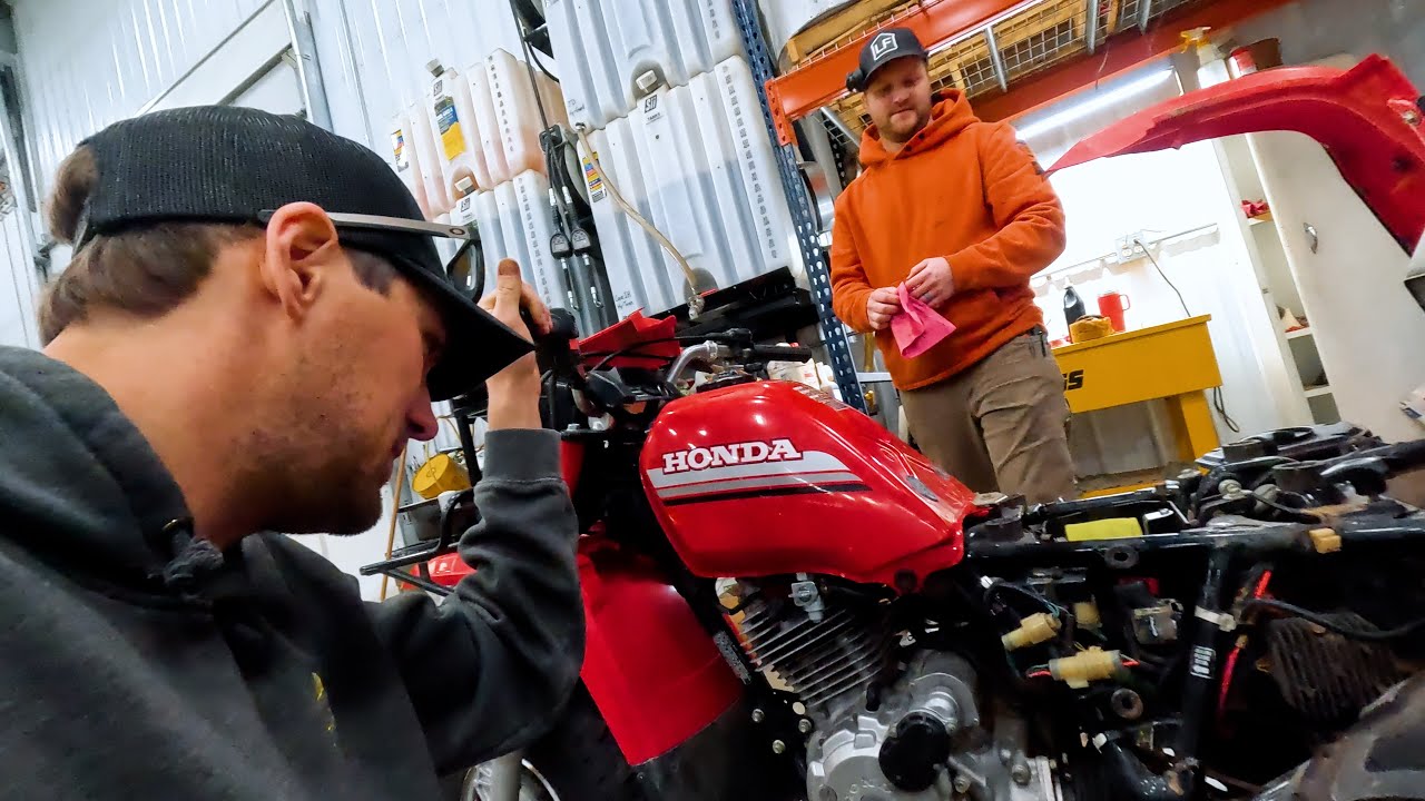 Большой красный трёхколёсный мотоцикл будет жить вечно!!