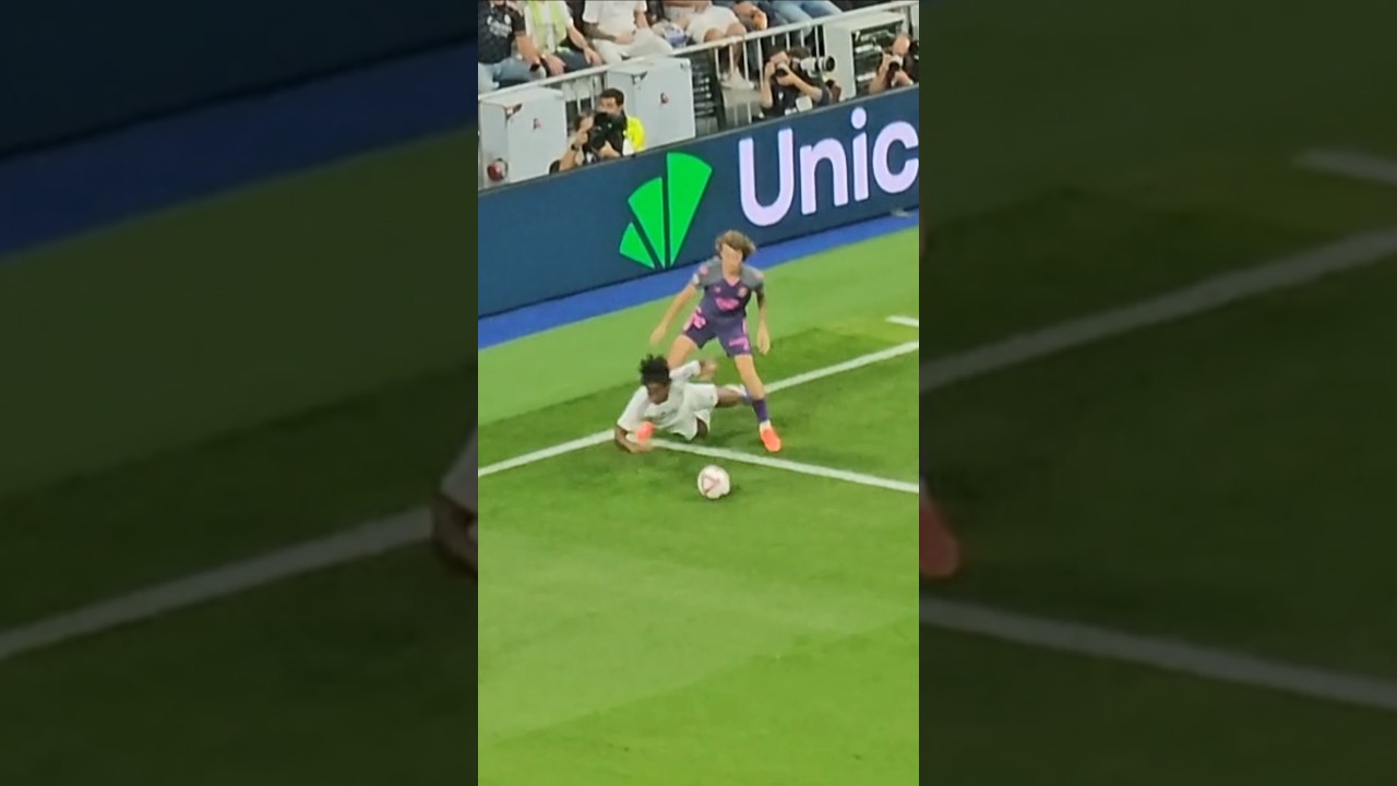 ENDRICK INCRE&Iacute;BLE FALTA RECIBIDA EN EL FONDO NORTE DEL ESTADIO BERNAB&Eacute;U #football #shorts #endrick